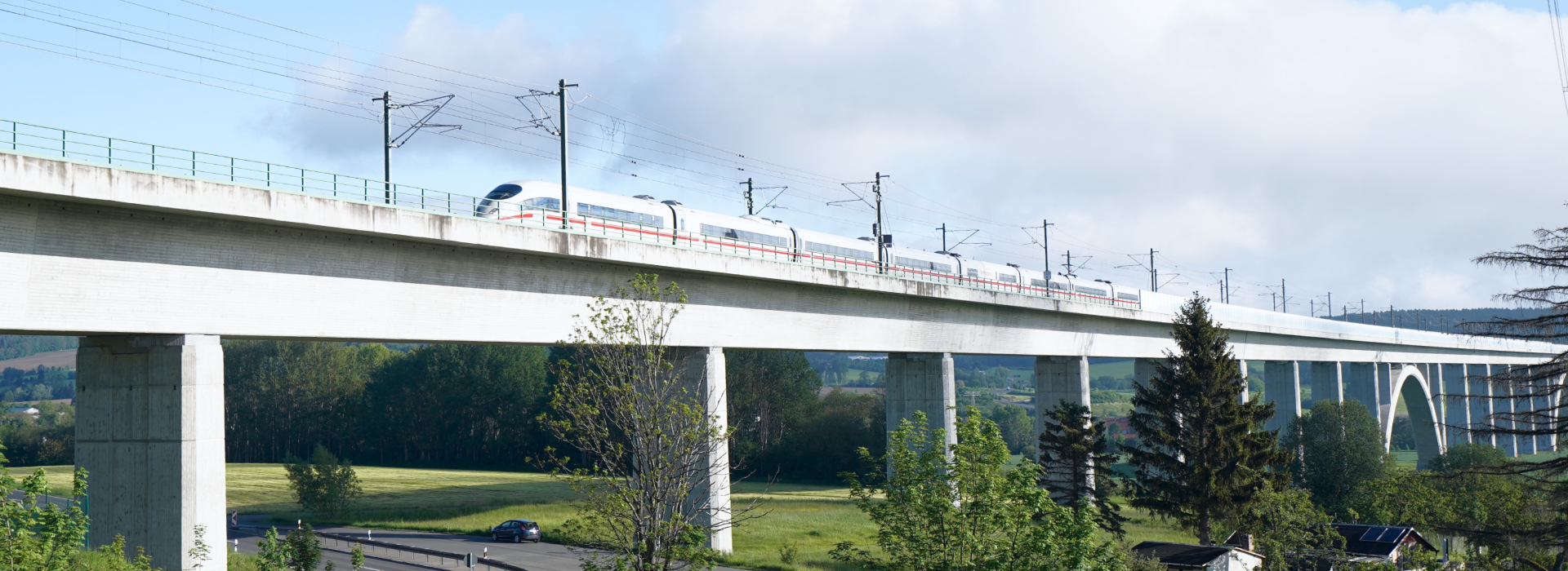 ice fährt über eine bruecke