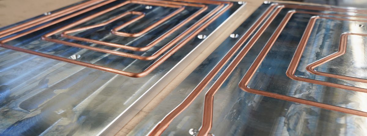 plaques de refroidissement avant et après le pressage des tubes en cuivre