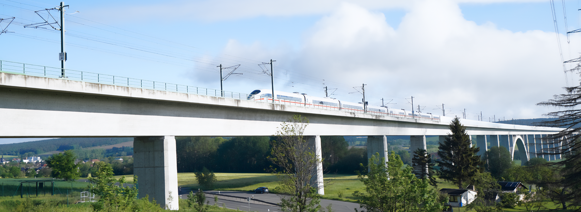 ice fährt über eine bruecke