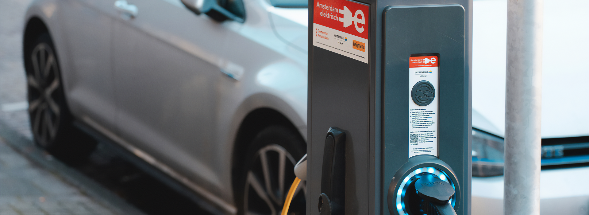 e-auto beim ladevorgang